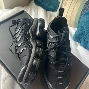 All Black Vapormax Plus